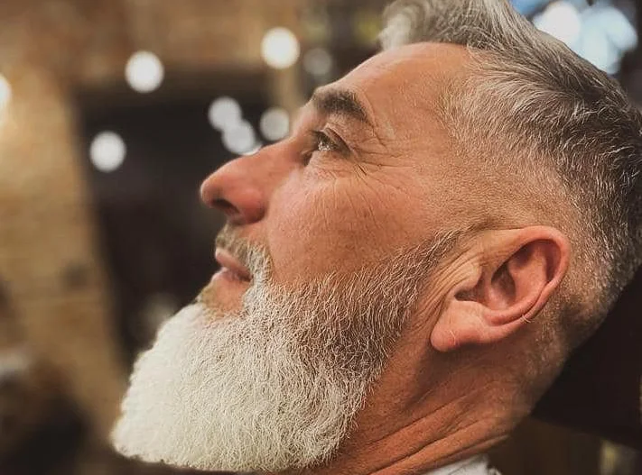 siwe włosy u mężczyzn